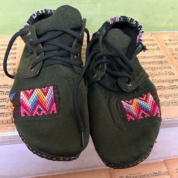 Embroidered Green Women's Shoes tagged as 8.5, but fit more like a 9 or 9.5 - Picture 13 of 16